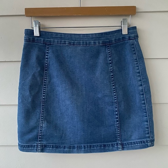 FREE PEOPLE • Denim Skirt with Tortoise Buttons, Medium Wash, size 6 - Picture 7 of 15